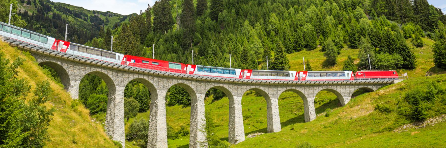 30 destinations pour réserver un voyage en train en 2025 - background banner